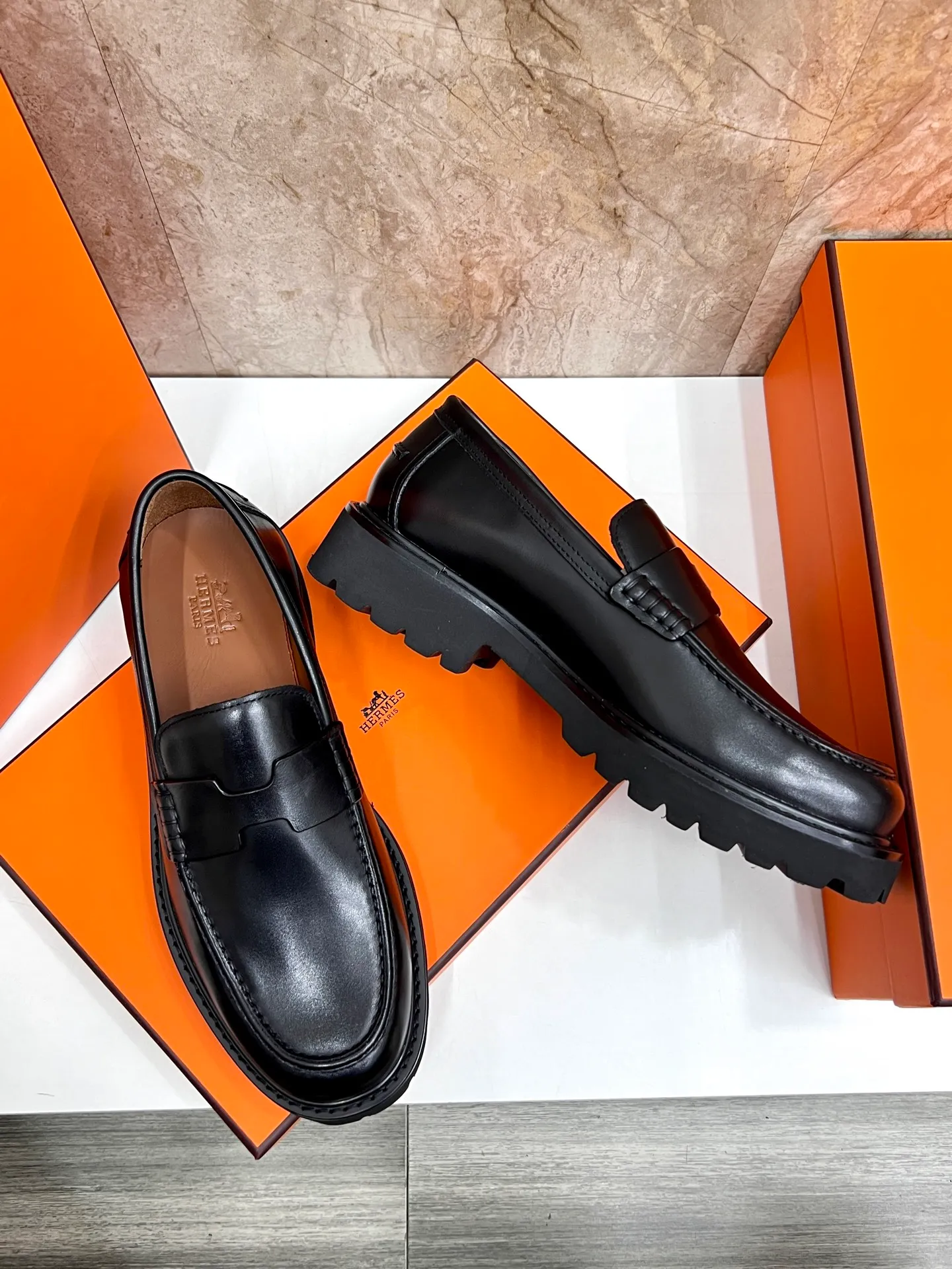 Original order quality P840 Brand: Hermès Standard code: Men's code: 39.40.41.42.43.44. (38.45 custom-made Grade: Same as the official website Original order quality Material: Original cowhide Original breathable cowhide lining Original outsole Style category: Men's fashionable casual leather shoes Color: Actual picture